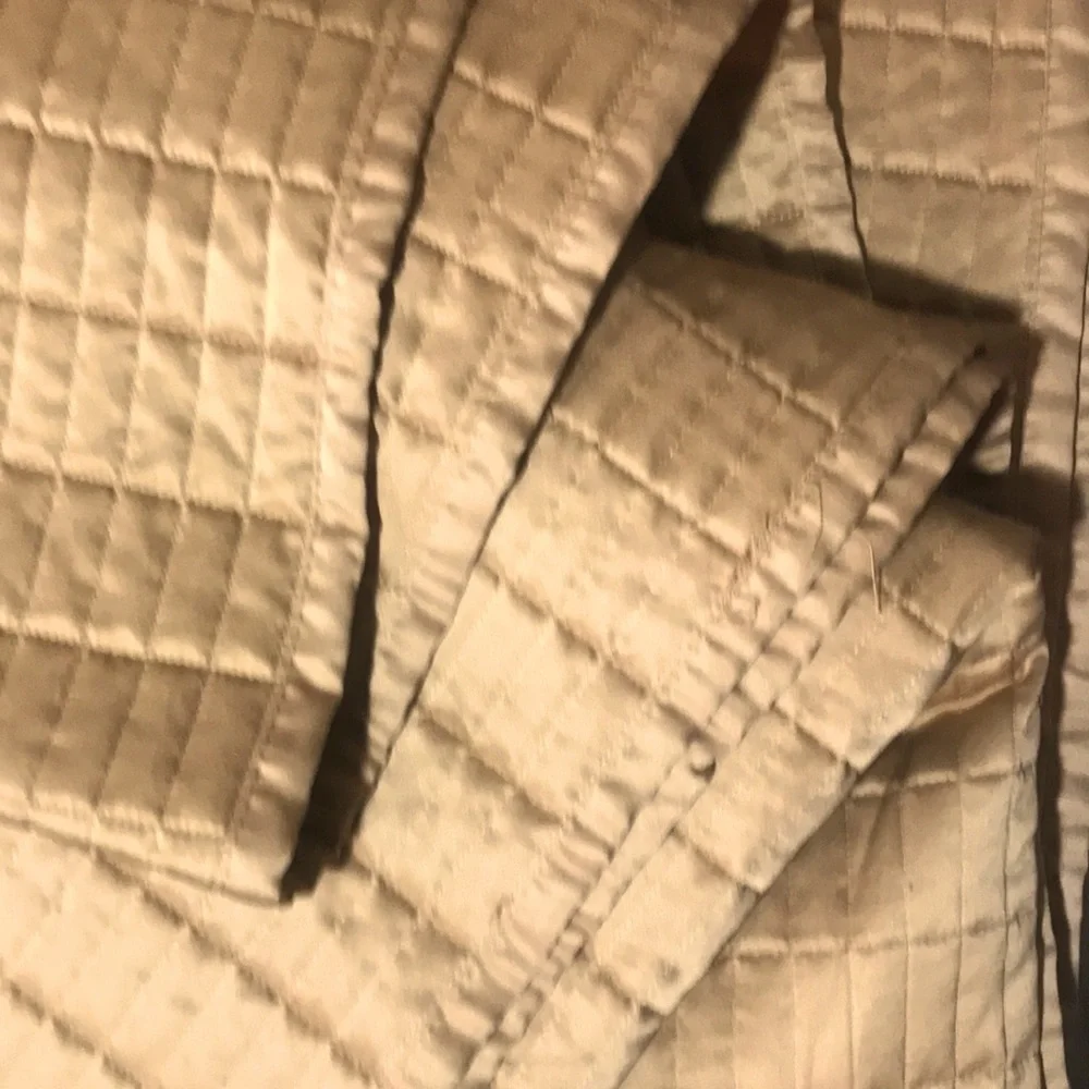 Queen/King size luxury coverlet, 90”x108” - Picture 3 of 5